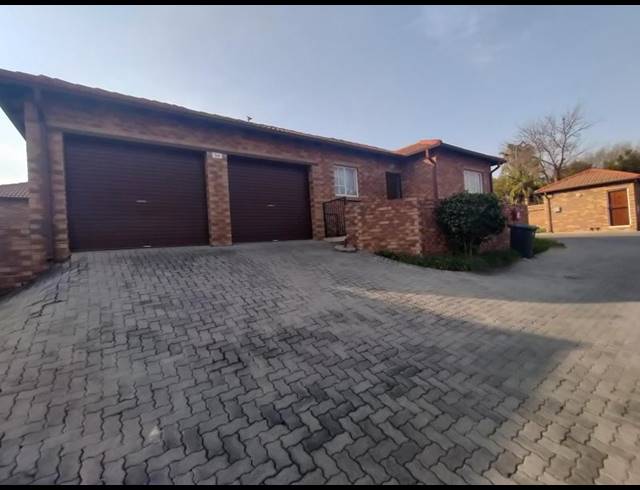 2 BEDROOM TOWNHOUSE FOR SALE IN ROOIHUISKRAAL NORTH
